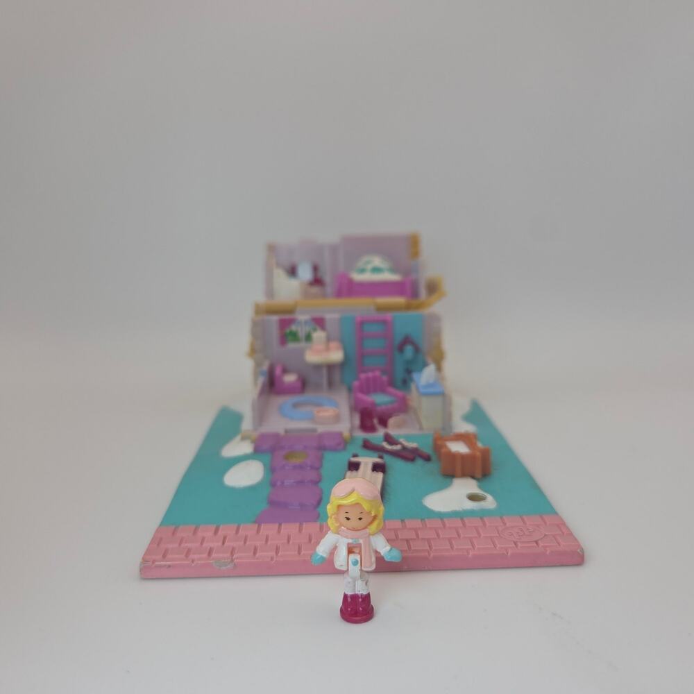 Vintage 1993 Polly Pocket Bluebird Ski Lodge Ski Chalet with 1 Figure - Picture 2 of 11